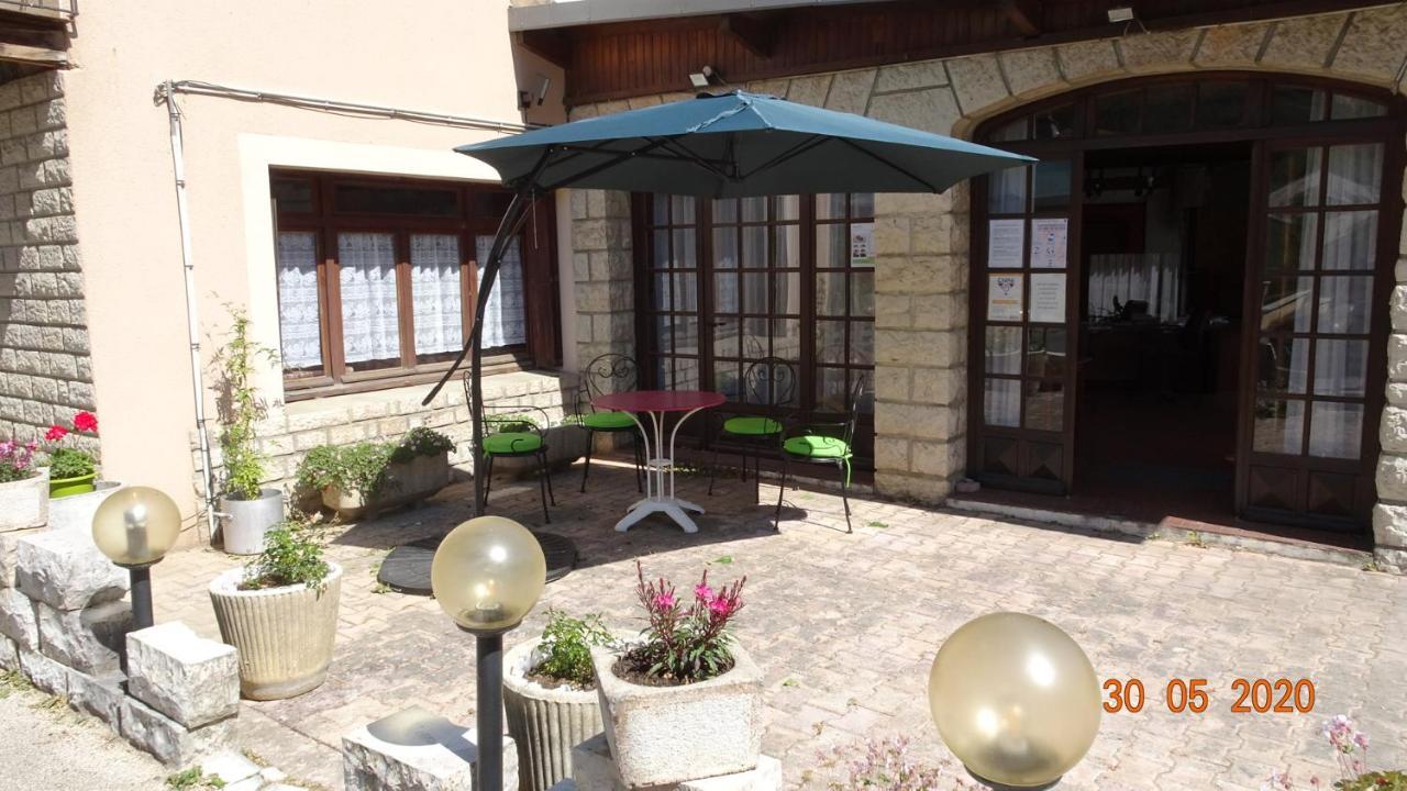 Au Pont De La Gineze Bed and Breakfast Barjac  Buitenkant foto